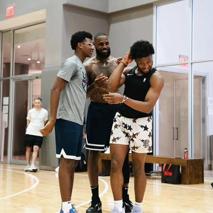 LeBron James và Bronny James thi đấu cùng nhau