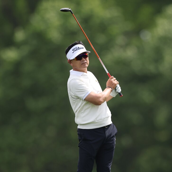 Y.E. Yang mang phong cách golf châu Á hiện đại