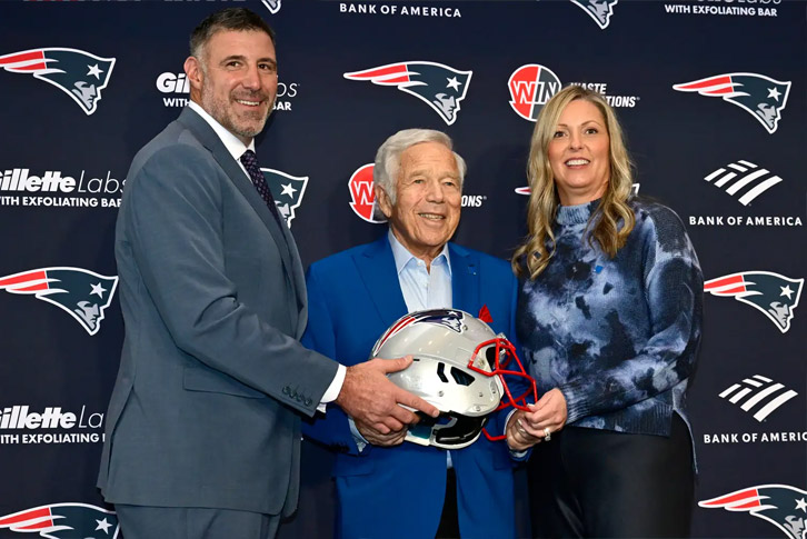 Robert Kraft cùng Mike Vrabel và vợ Jen khi Mike được công bố là huấn luyện viên trưởng của đội New England Patriots vào ngày 13 tháng 1 năm 2025 tại Foxborough, Massachusetts