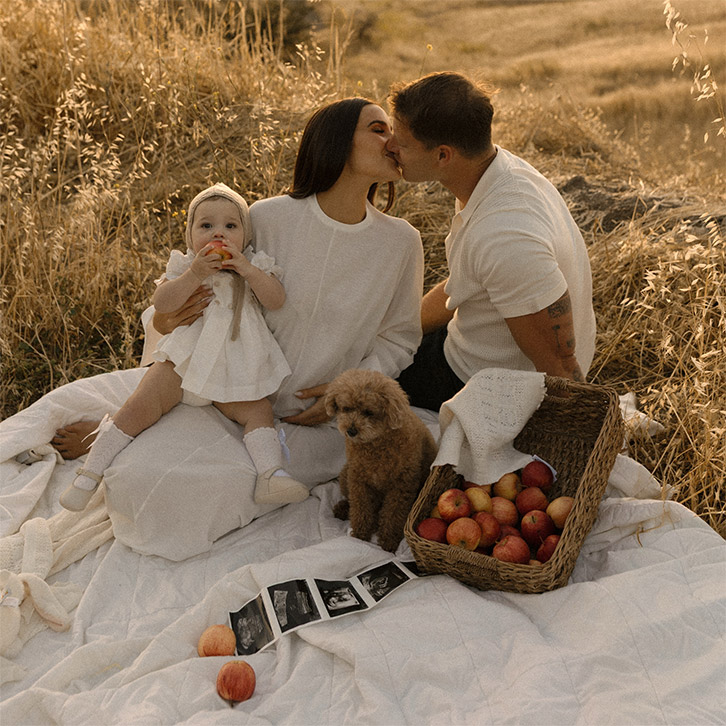 Olivia Culpo khoe bụng bầu bên Christian McCaffrey