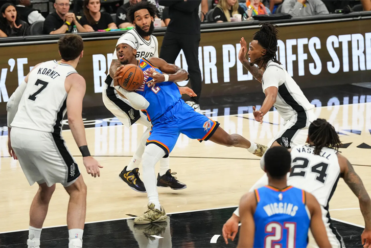 SGA của Oklahoma City Thunder dẫn bóng trong trận đấu với San Antonio Spurs