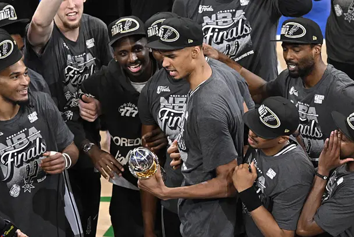Victor Wembanyama ăn mừng sau khi Spurs đánh bại Thunder ở Game 7 Chung kết miền Tây NBA 2026