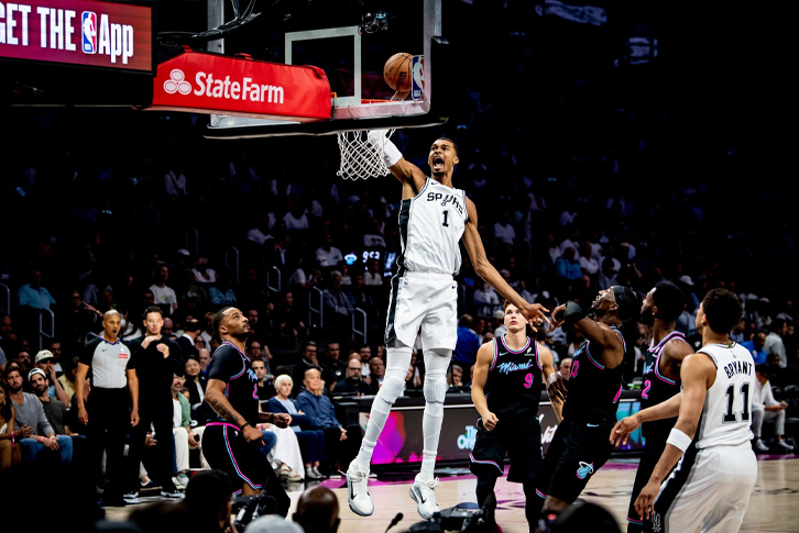 Victor Wembanyama bùng nổ trong Game 4 NBA Playoffs 2026