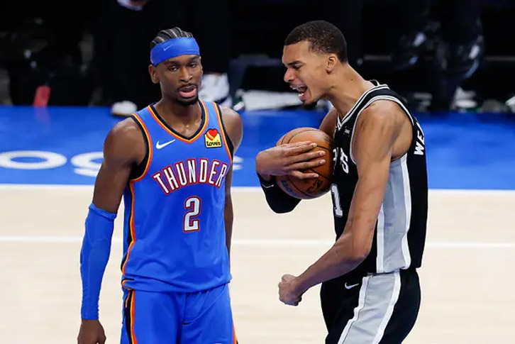 Victor Wembanyama cạnh tranh Shai Gilgeous-Alexander tại NBA Playoffs 2026