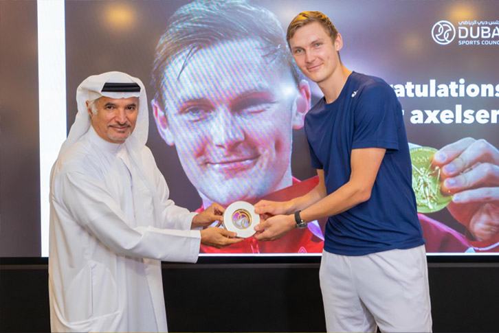 Nhà vô địch cầu lông Axelsen ăn mừng huy chương vàng Olympic Tokyo tại Dubai Sports Council