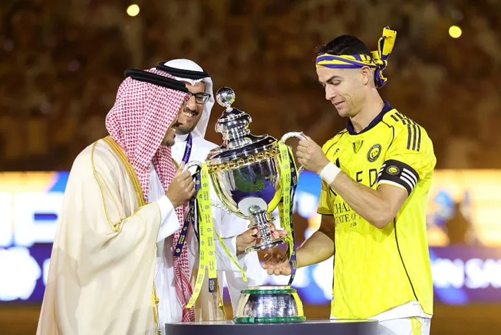Cristiano Ronaldo nhận cúp sau cú đúp giúp Al Nassr đăng quang Saudi Pro League