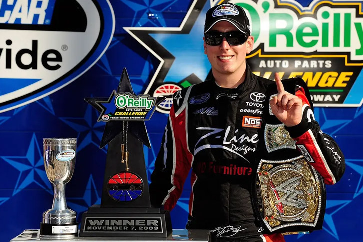 Kyle Busch cầm đai WWE 24/7 Championship