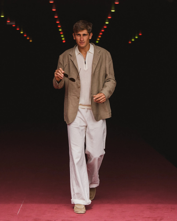 Outfit tay vợt tennis Matteo Arnaldi mang phong cách Ý trong blazer Emporio Armani