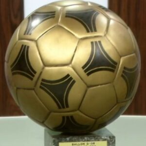 1978 – Chiếc giày Vàng "màu vàng úa" của Mario Kempes