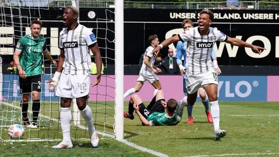 Khoảnh khắc lịch sử: Khúc khải hoàn tại Waldstadion an der Kaiserlinde