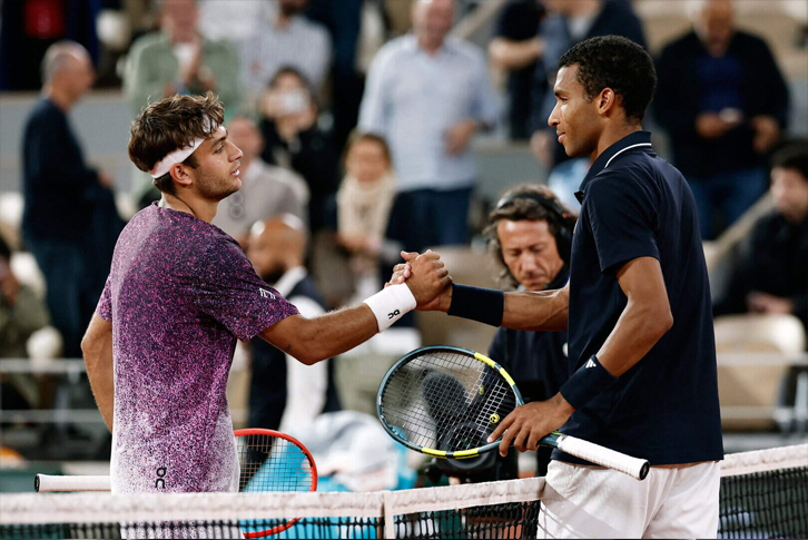 Flavio Cobolli và Felix Auger-Aliassime bắt tay sau trận đấu kéo dài 4 set tại Paris