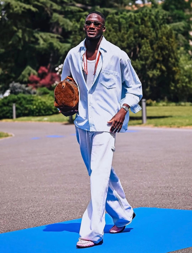 Ibrahima Konaté mang phong cách siêu mẫu đến Clairefontaine