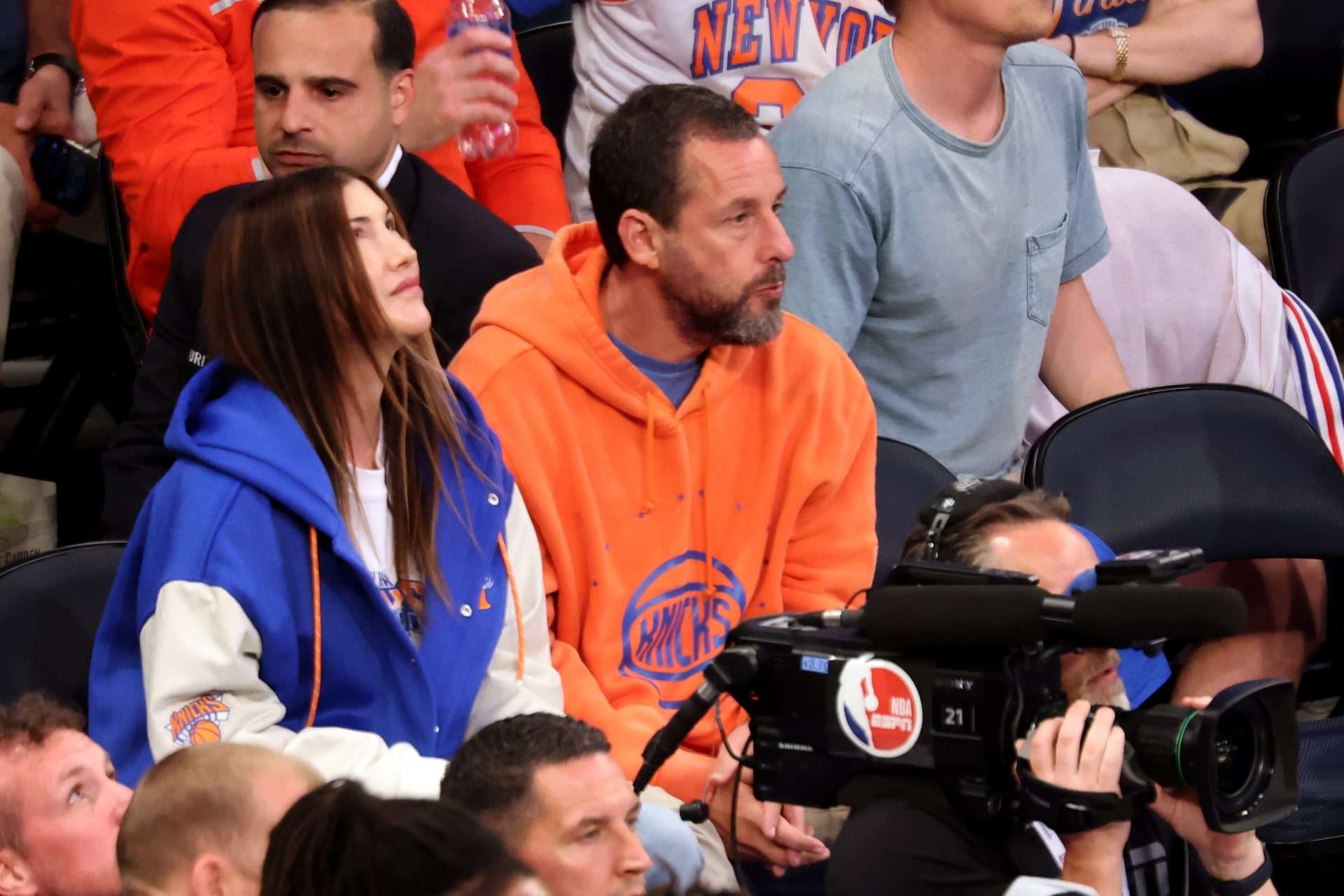  Diễn viên hài Adam Sandler trên hàng ghế khán đài trận 4