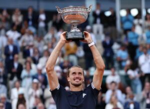 Alexander Zverev nâng cao chiếc cúp Coupe des Mousquetaires
