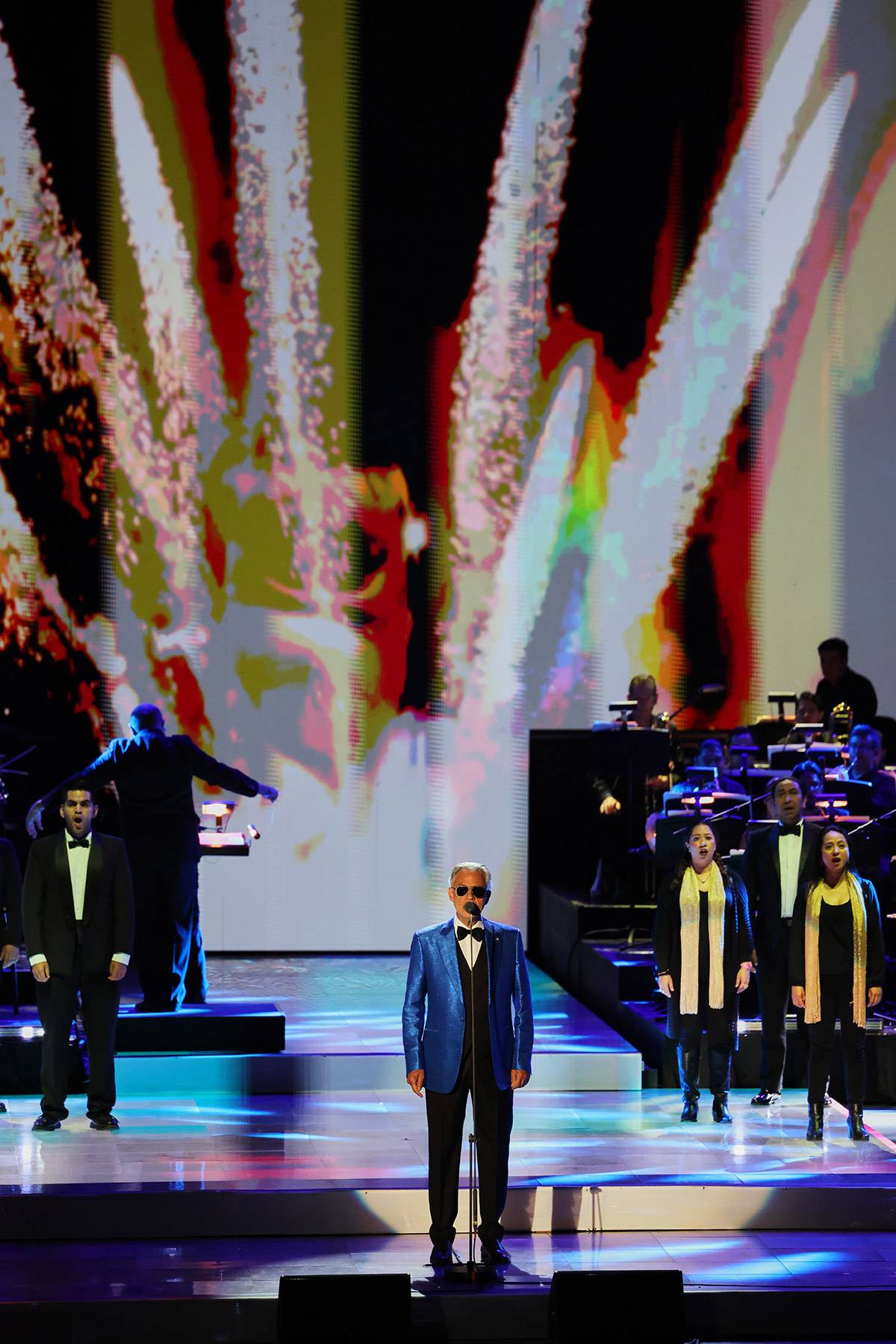 Danh ca vĩ đại Andrea Bocelli cất giọng cao vút đầy cảm xúc tại khán đài Mexico