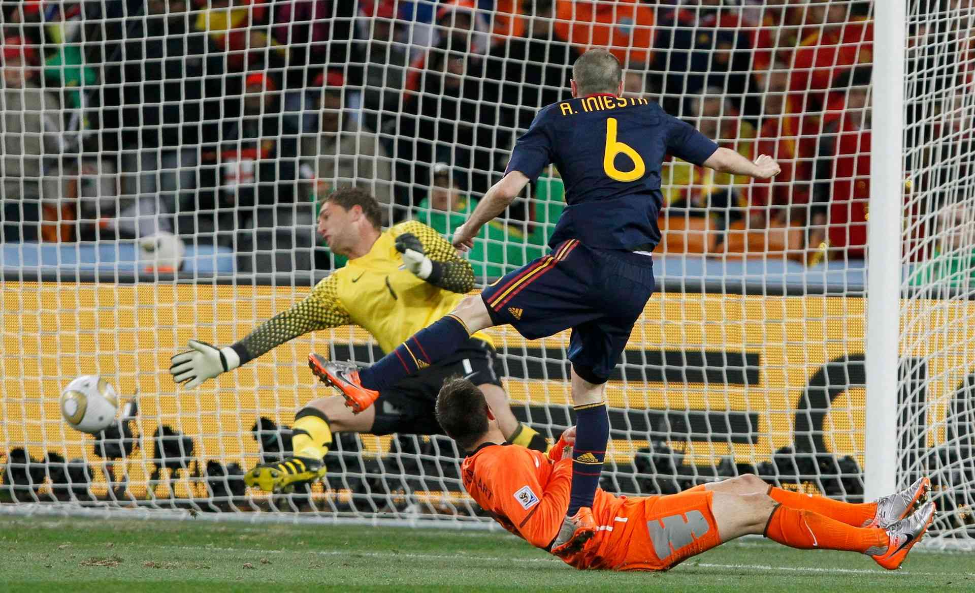 Andres Iniesta ghi bàn quyết định vào lưới Hà Lan tại chung kết năm 2010