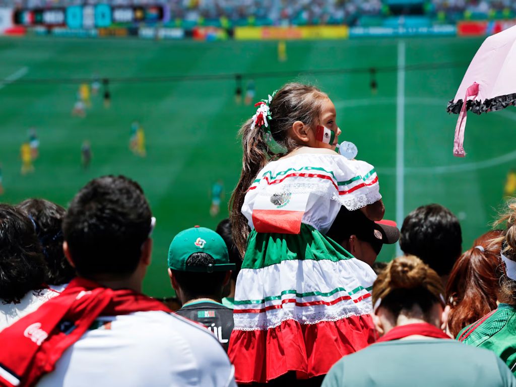 Biển cổ động viên Mexico tập trung xem bóng đá