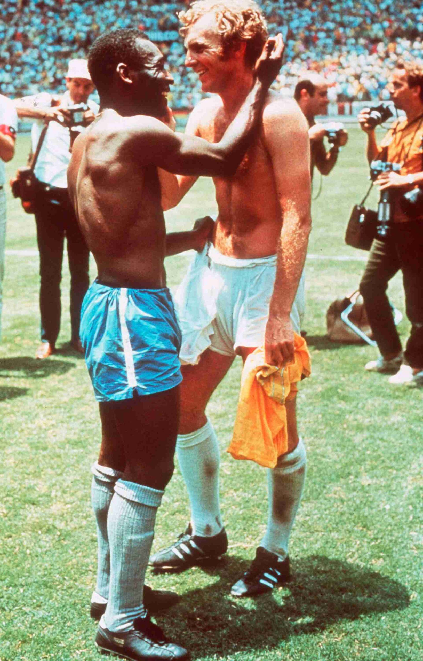Đội trưởng tuyển Anh Bobby Moore đổi áo với vua bóng đá Pele năm 1970