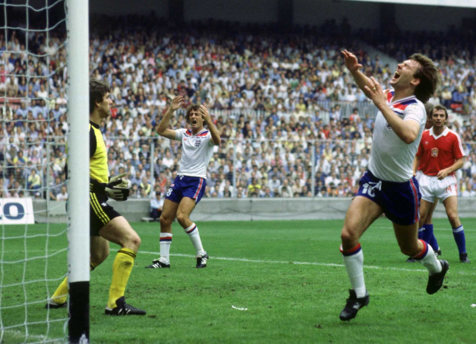 Bryan Robson của tuyển Anh tiếc nuối sau khi bỏ lỡ cơ hội ghi bàn năm 1982