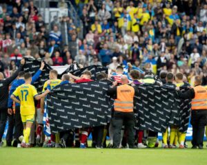 Các cầu thủ Đan Mạch và Ukraine bảo vệ sự riêng tư cho Eriksen