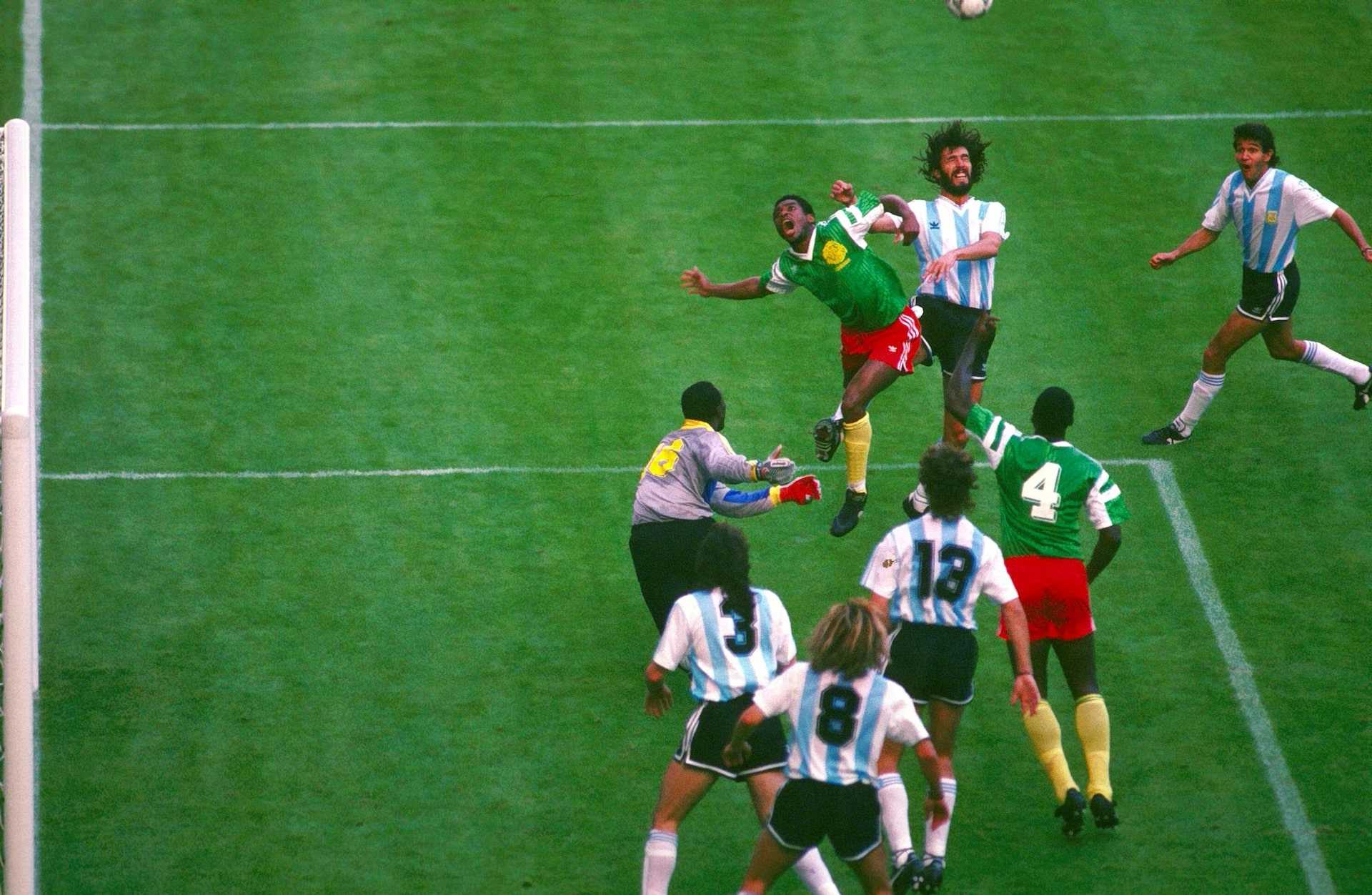 Đội tuyển Cameroon gây địa chấn khi đánh bại đương kim vô địch Argentina năm 1990