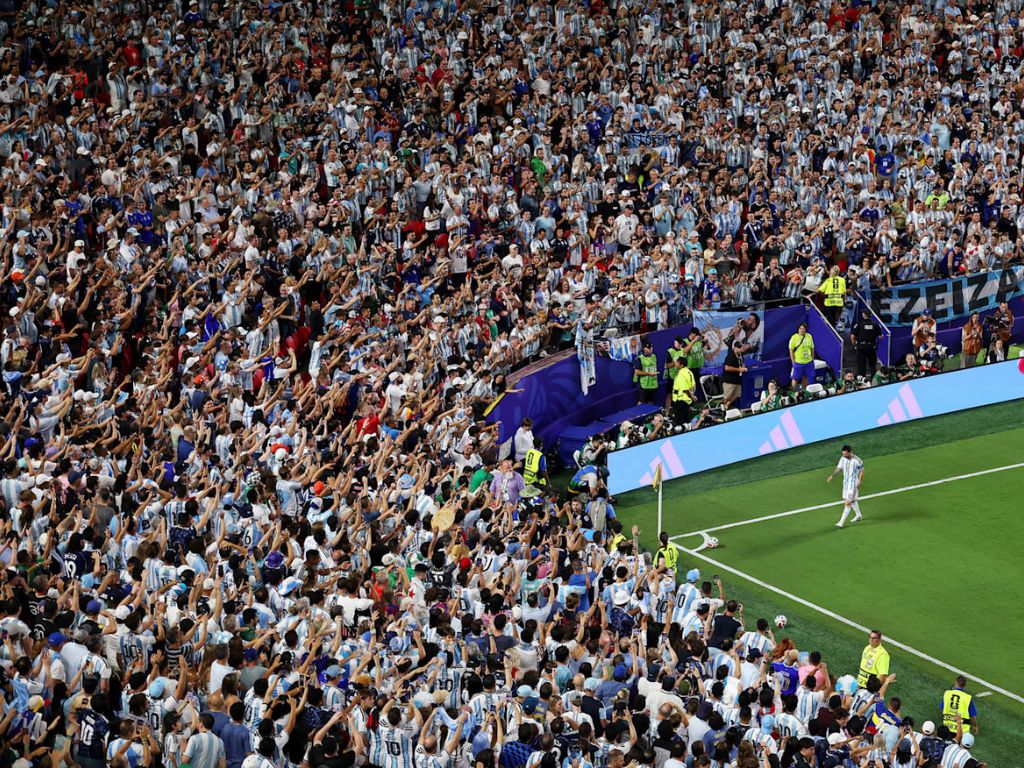 Cổ động viên Argentina giơ cao hình ảnh Lionel Messi
