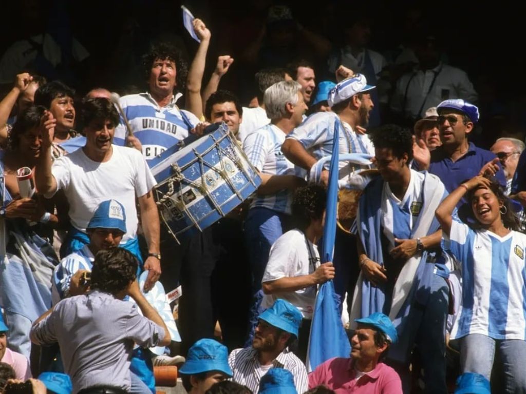 Cổ động viên Argentina mang cờ hoa áp đảo khán đài