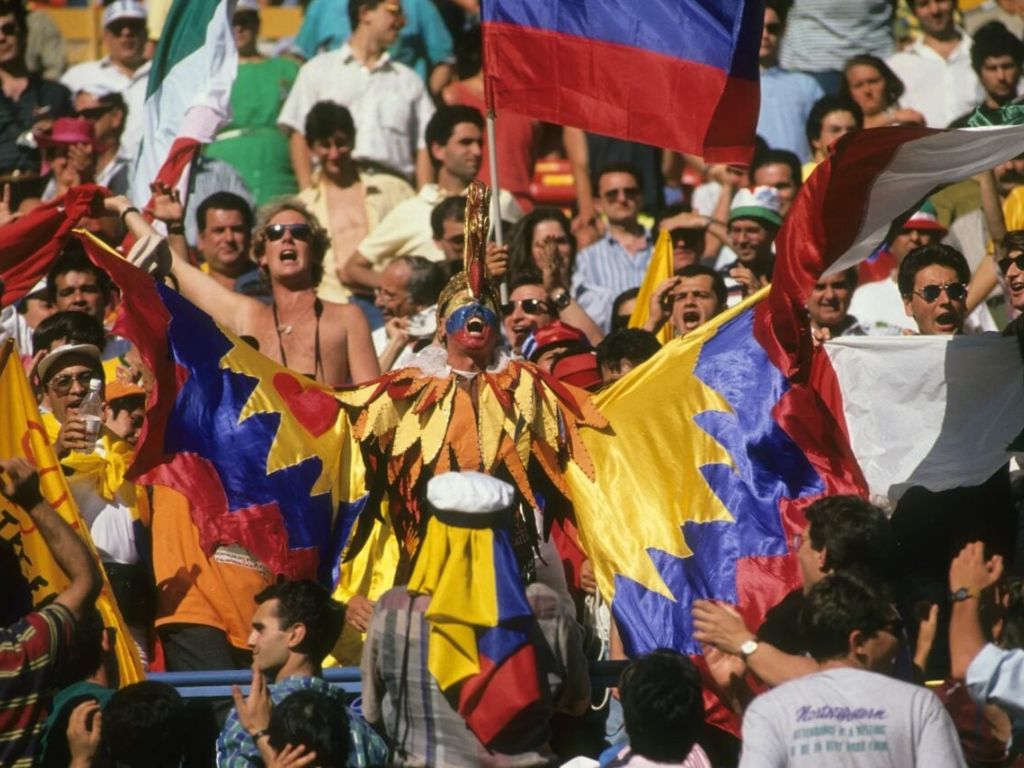 Cổ động viên Colombia rực rỡ sắc vàng tại Napoli