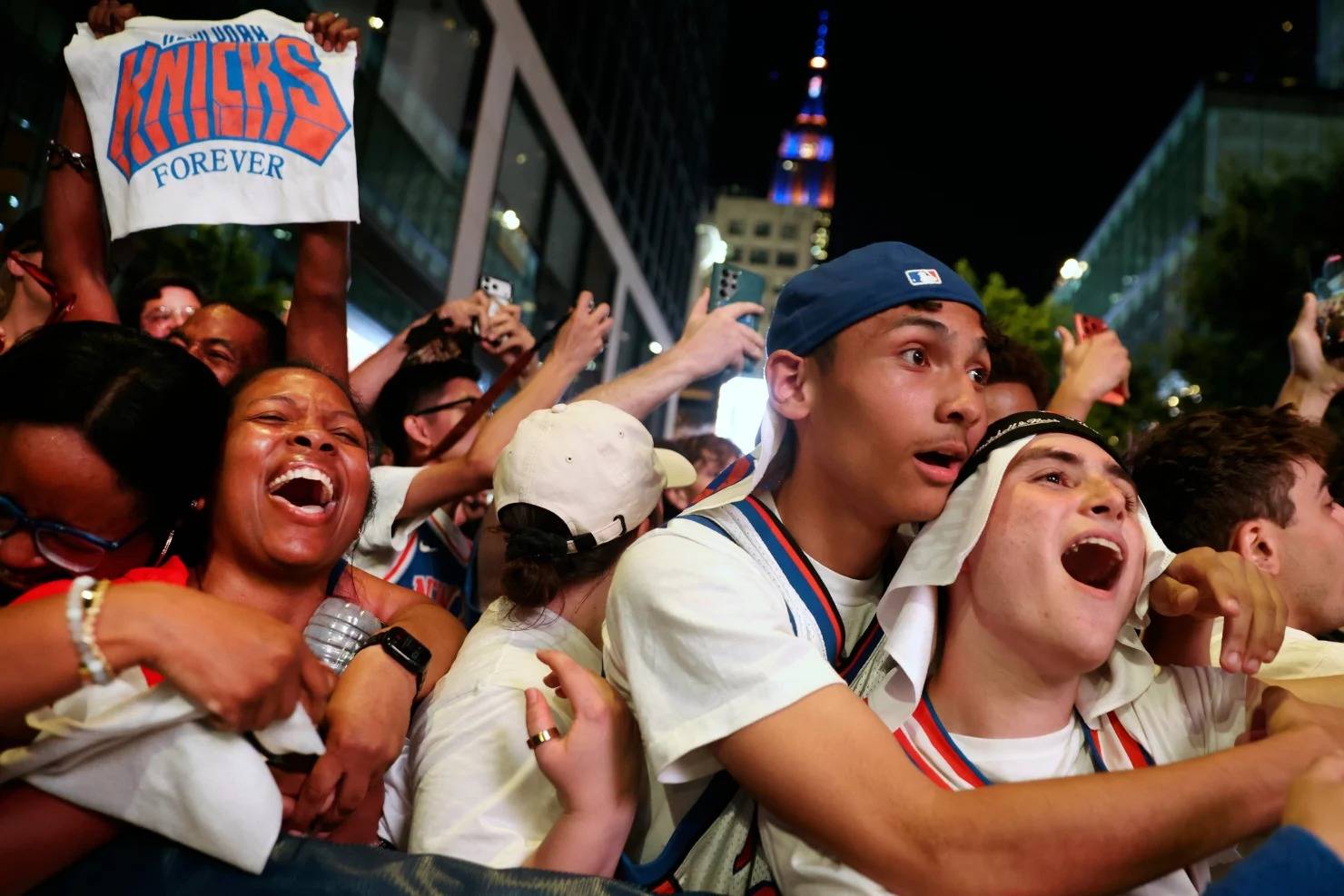 Cổ động viên Knicks vỡ òa tại buổi xem chung ở New York