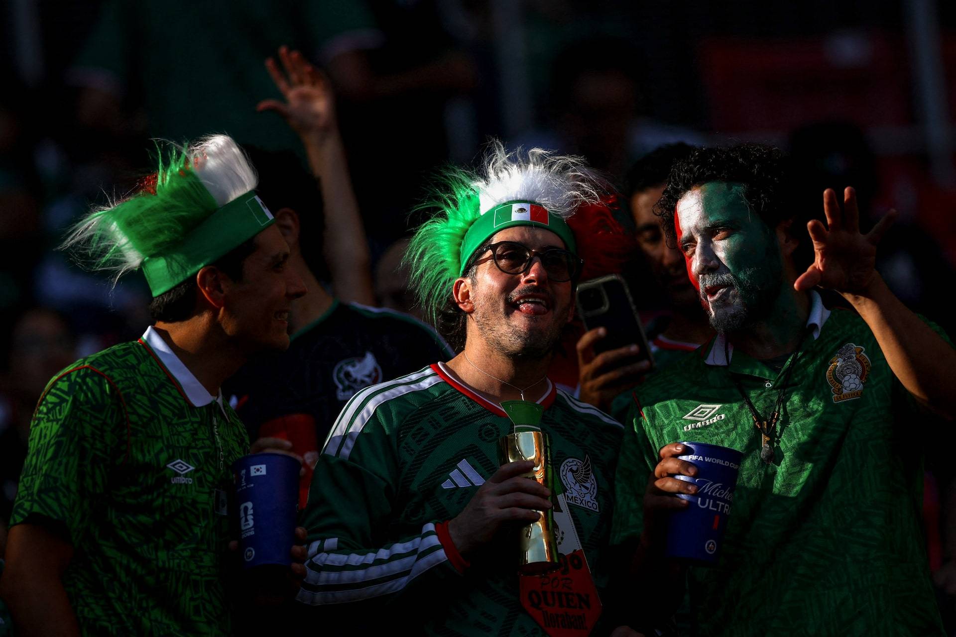 Người hâm mộ Mexico tạo nên làn sóng cuồng nhiệt trên khán đài trước trận đấu với Hàn Quốc
