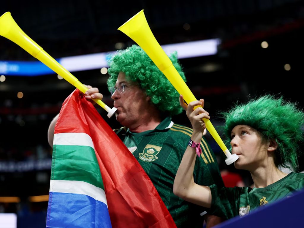 Cổ động viên Nam Phi thổi kèn vuvuzela náo nhiệt