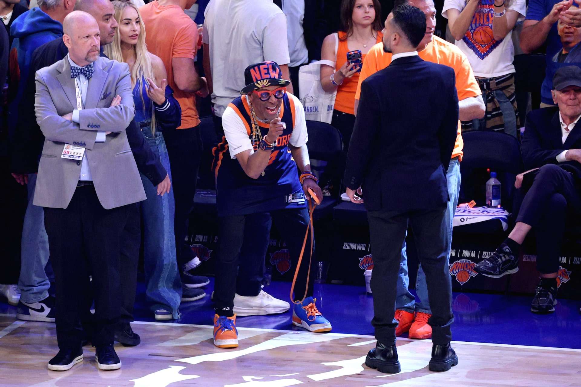 Đạo diễn Spike Lee check-in trước giờ bóng lăn trận 3