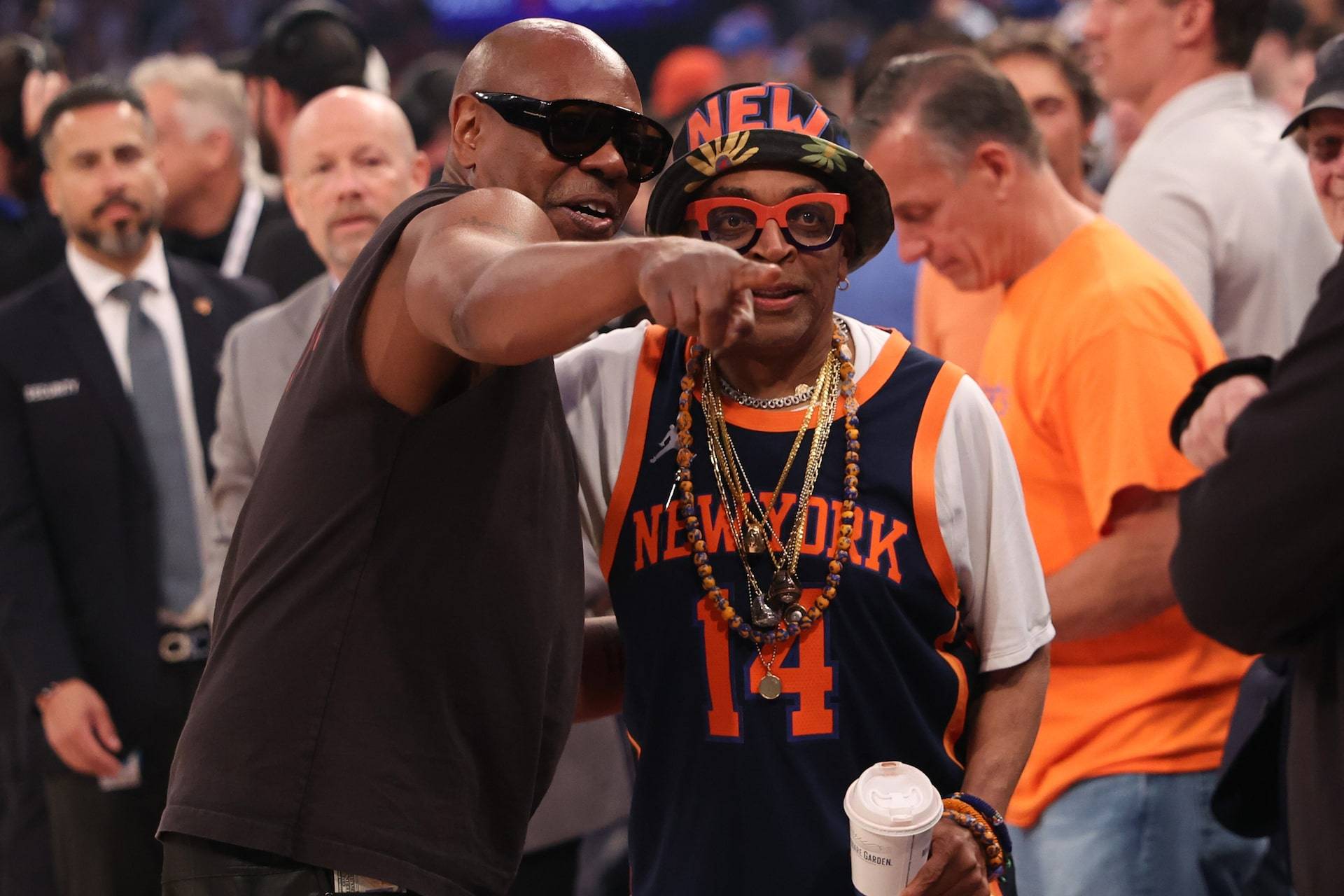 Dave Chappelle và đạo diễn Spike Lee trò chuyện tại trận 3 NBA Finals