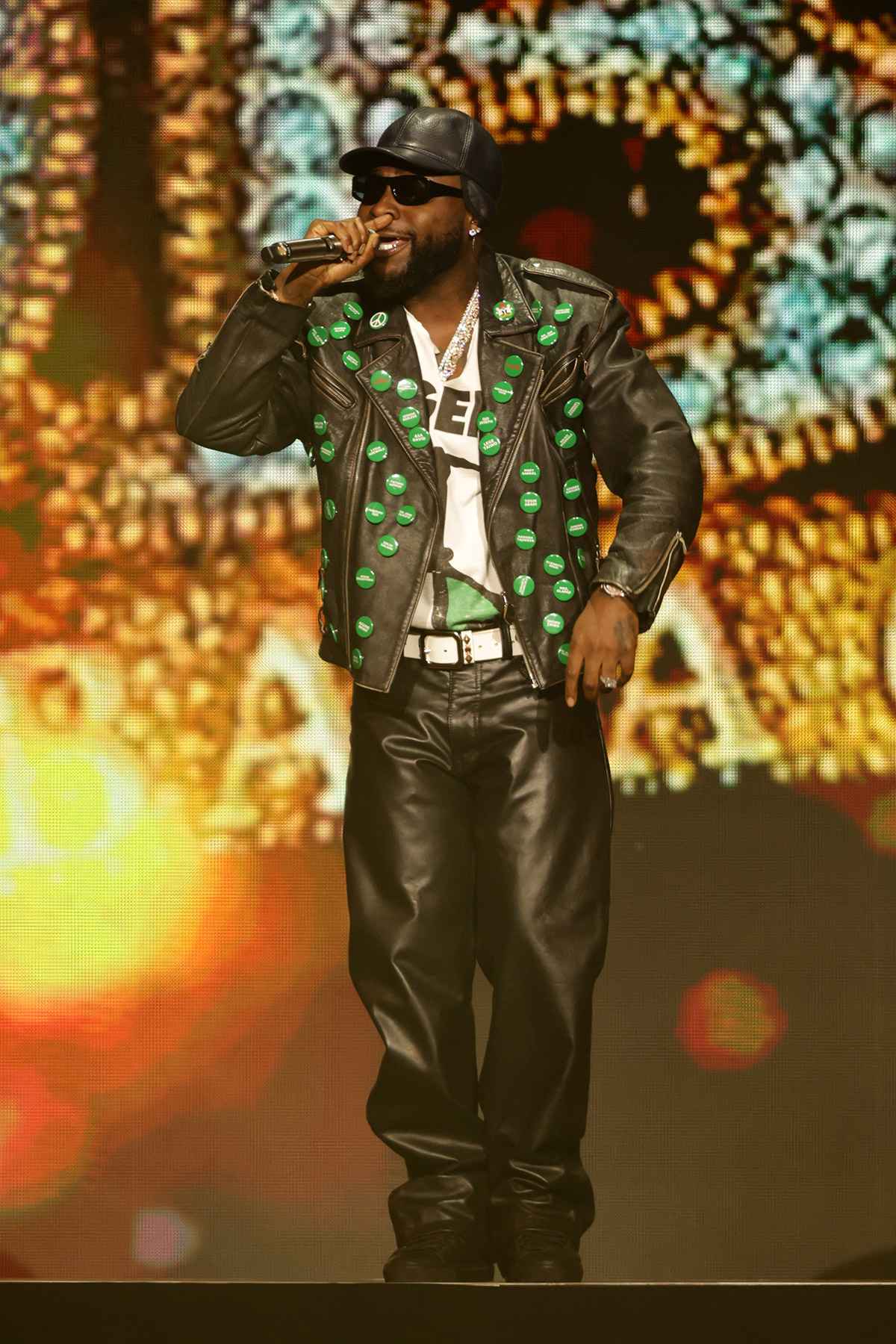 Ngôi sao Afrobeats Davido cháy hết mình trên sân khấu ca nhạc tại Los Angeles