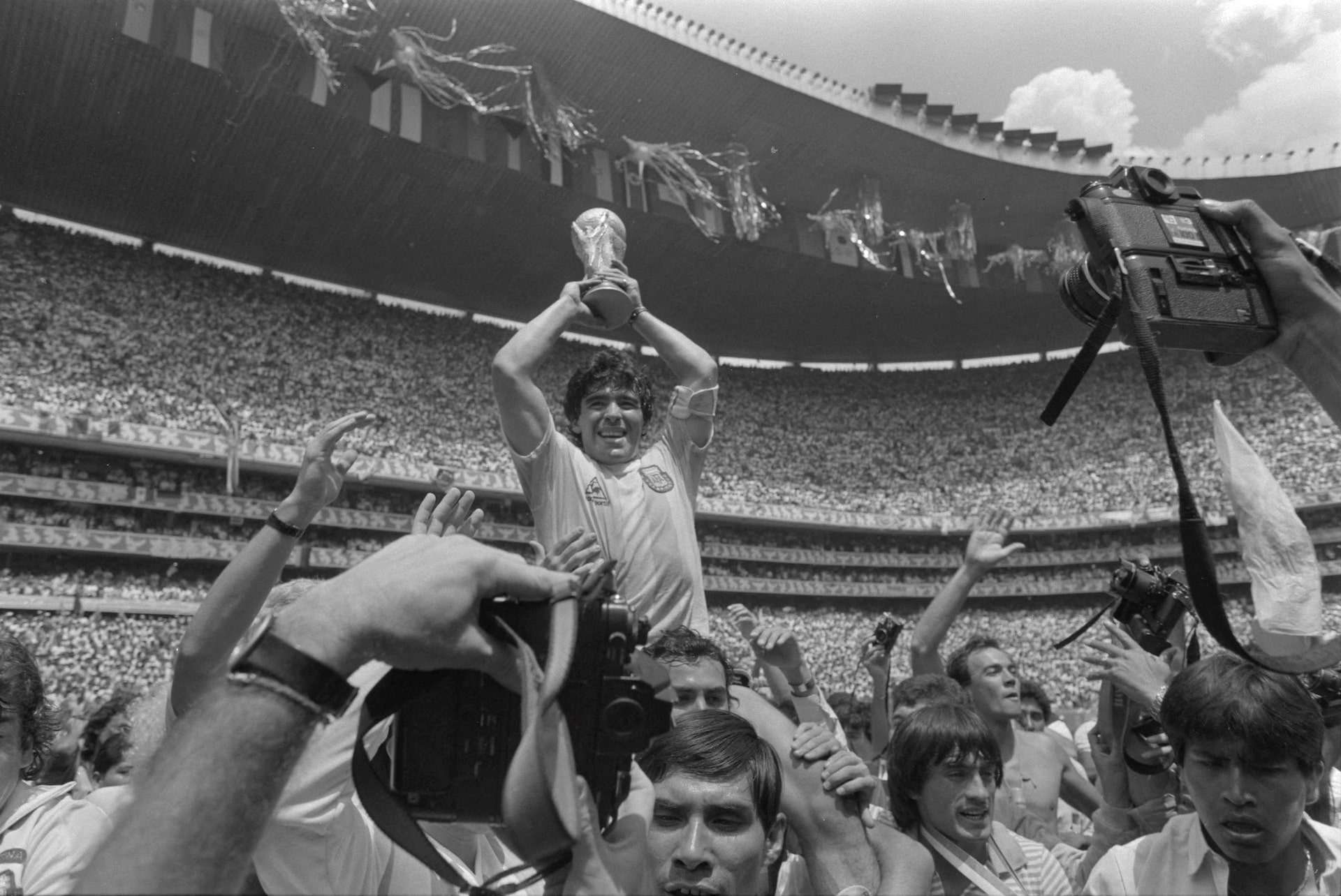 Huyền thoại Diego Maradona nâng cao cúp vàng World Cup năm 1986