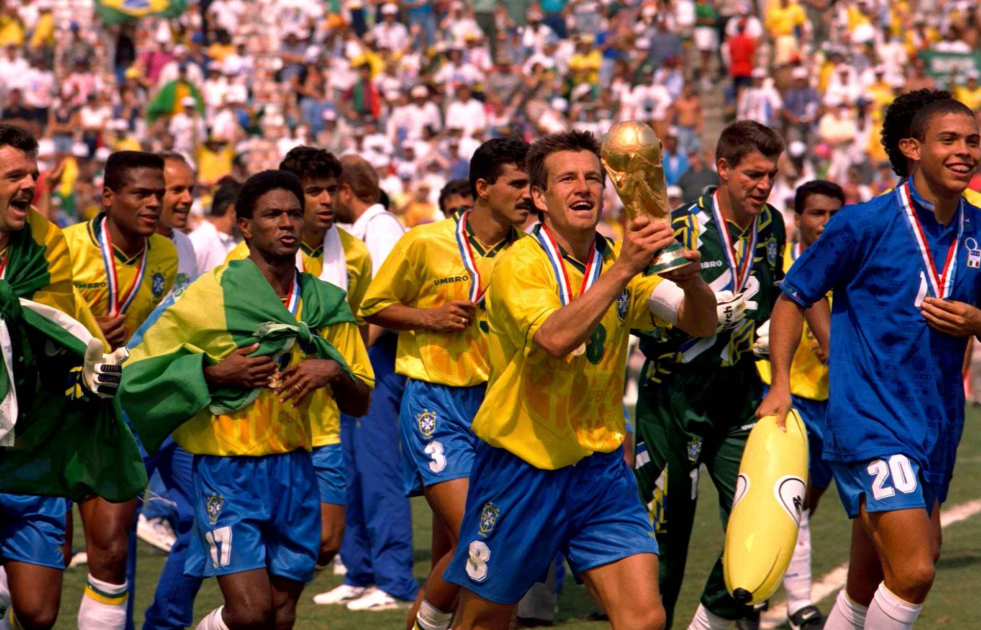 Đội trưởng Dunga dẫn đầu tuyển Brazil chạy sân ăn mừng chức vô địch năm 1994