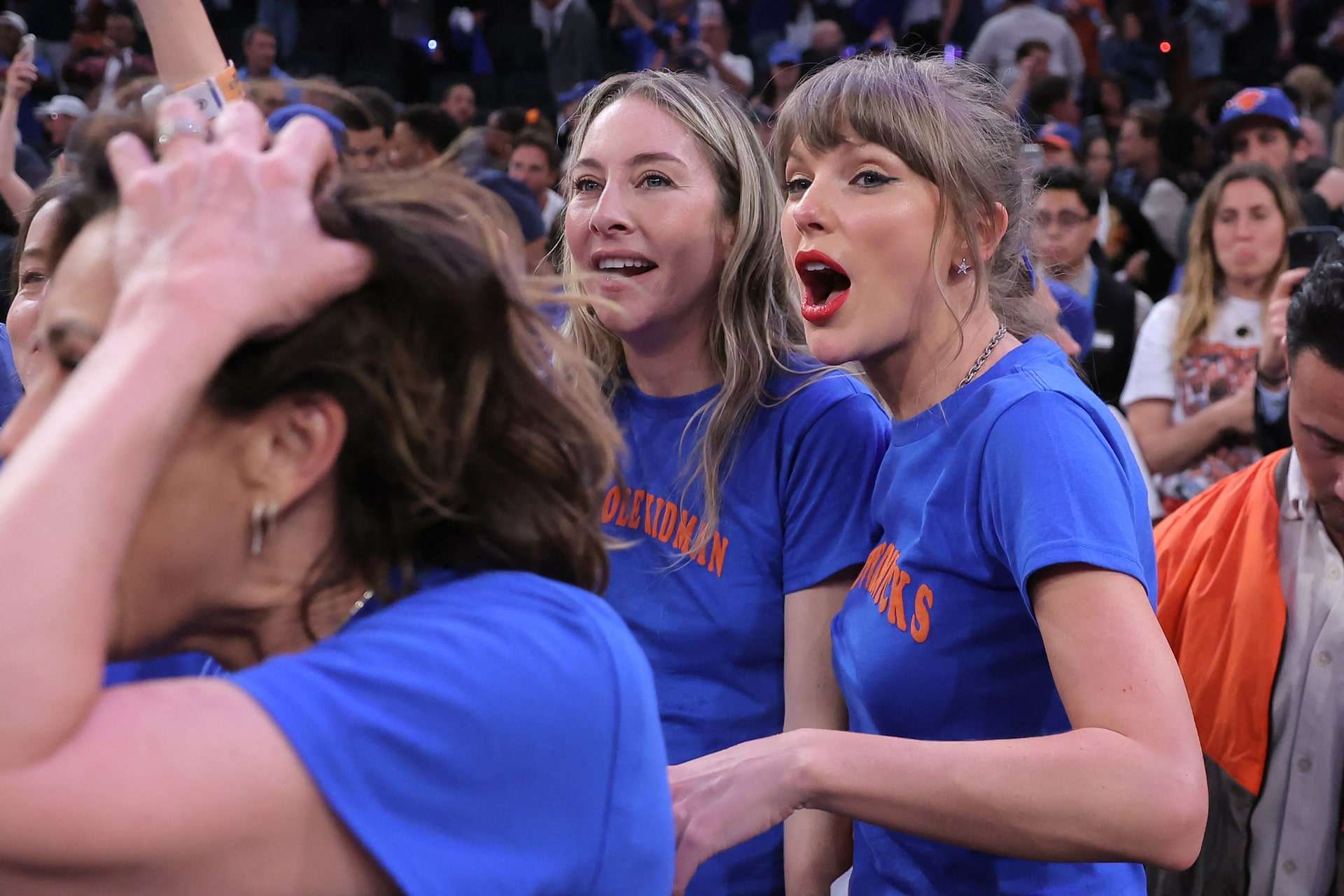 Este Haim và Taylor Swift biểu cảm phấn khích trong trận 4 NBA Finals