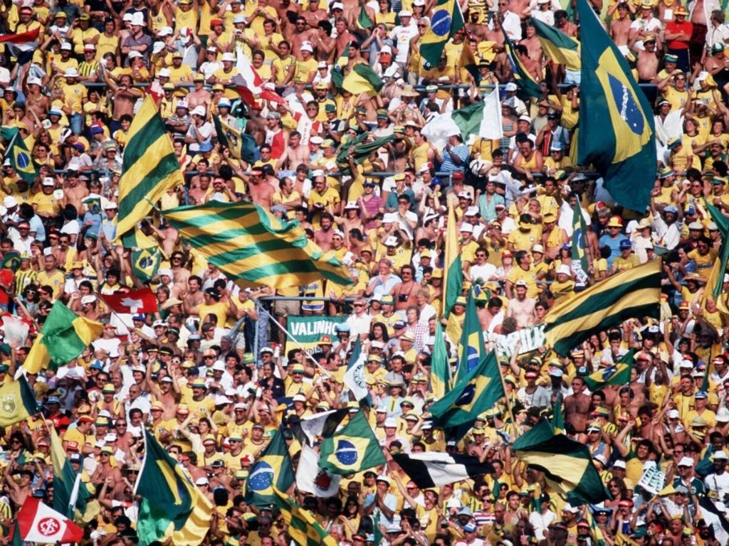 Cổ động viên Brazil ăn mừng chiến thắng trước Argentina