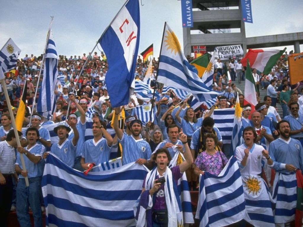 Cổ động viên Uruguay nhuộm màu khán đài Ý