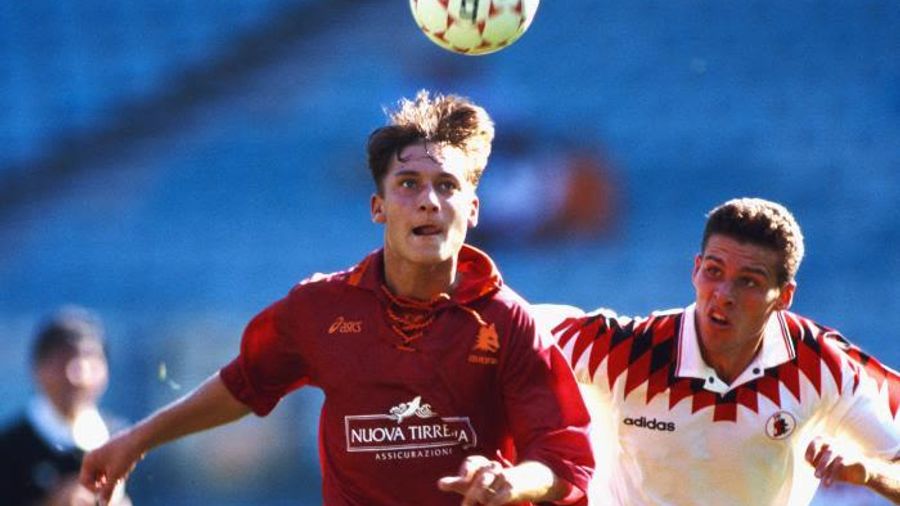 Francesco Totti chính thức ra mắt cho AS Roma vào tháng 3 năm 1993
