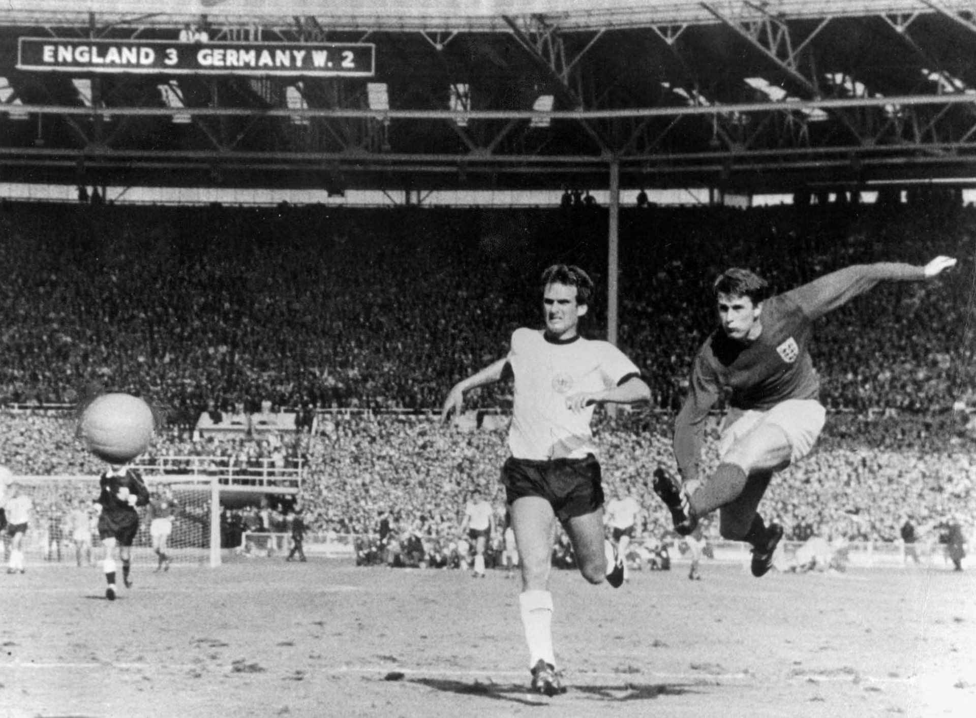 Geoff Hurst ghi bàn hoàn tất cú hat trick vào lưới Tây Đức năm 1966