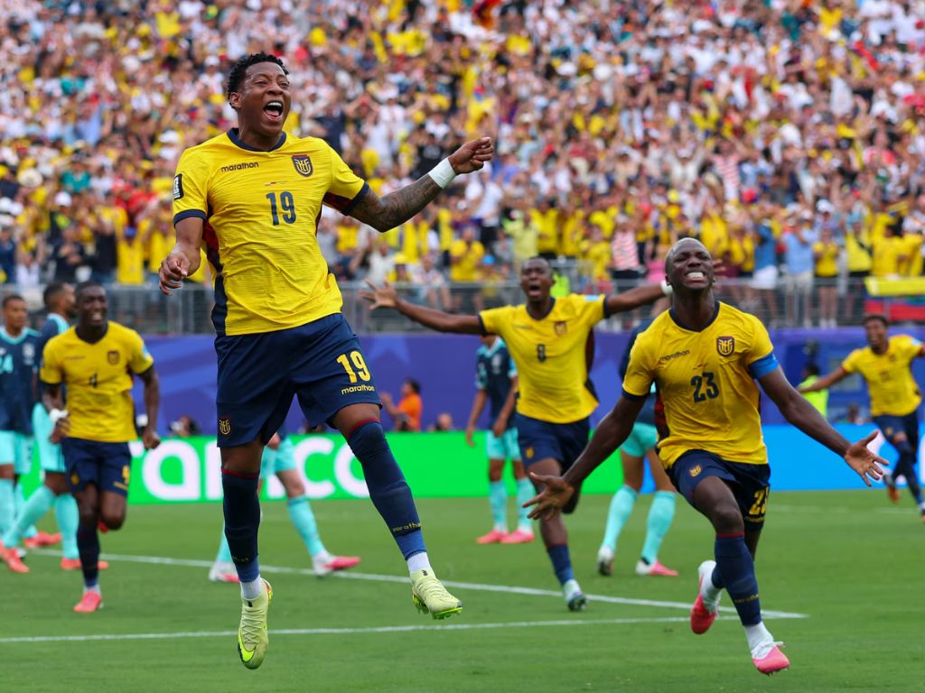 Gonzalo Plata cùng đồng đội Moises Caicedo ăn mừng bàn thắng quyết định giúp Ecuador đi tiếp