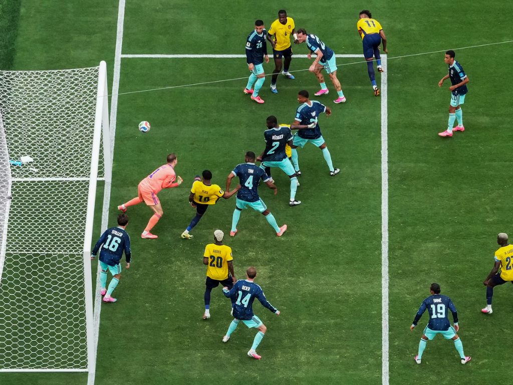 Tiền đạo Gonzalo Plata dứt điểm hiểm hóc nâng tỷ số lên 2-1 cho Ecuador trước sự bất lực của Manuel Neuer