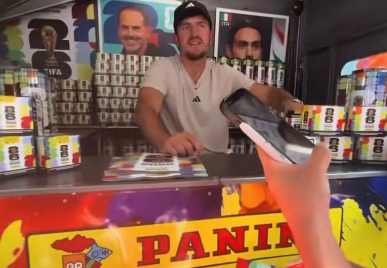 Harry Maguire bất ngờ phát Sticker cho cổ động viên tại New York
