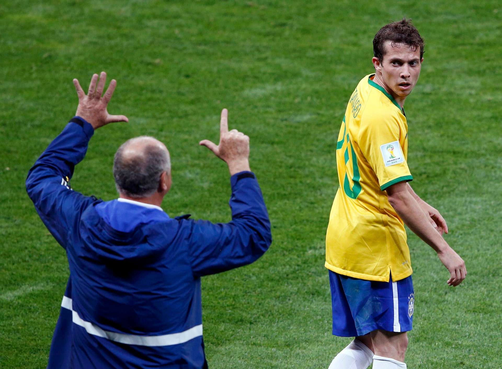 Huấn luyện viên Scolari thất thần khi Brazil thảm bại 1-7 trước Đức năm 2014