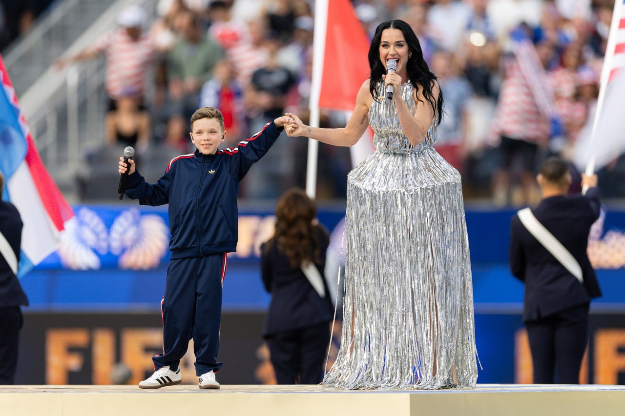 Katy Perry cùng tài năng nhí Tius Luka biểu diễn trong lễ khai mạc hoành tráng tại Mỹ