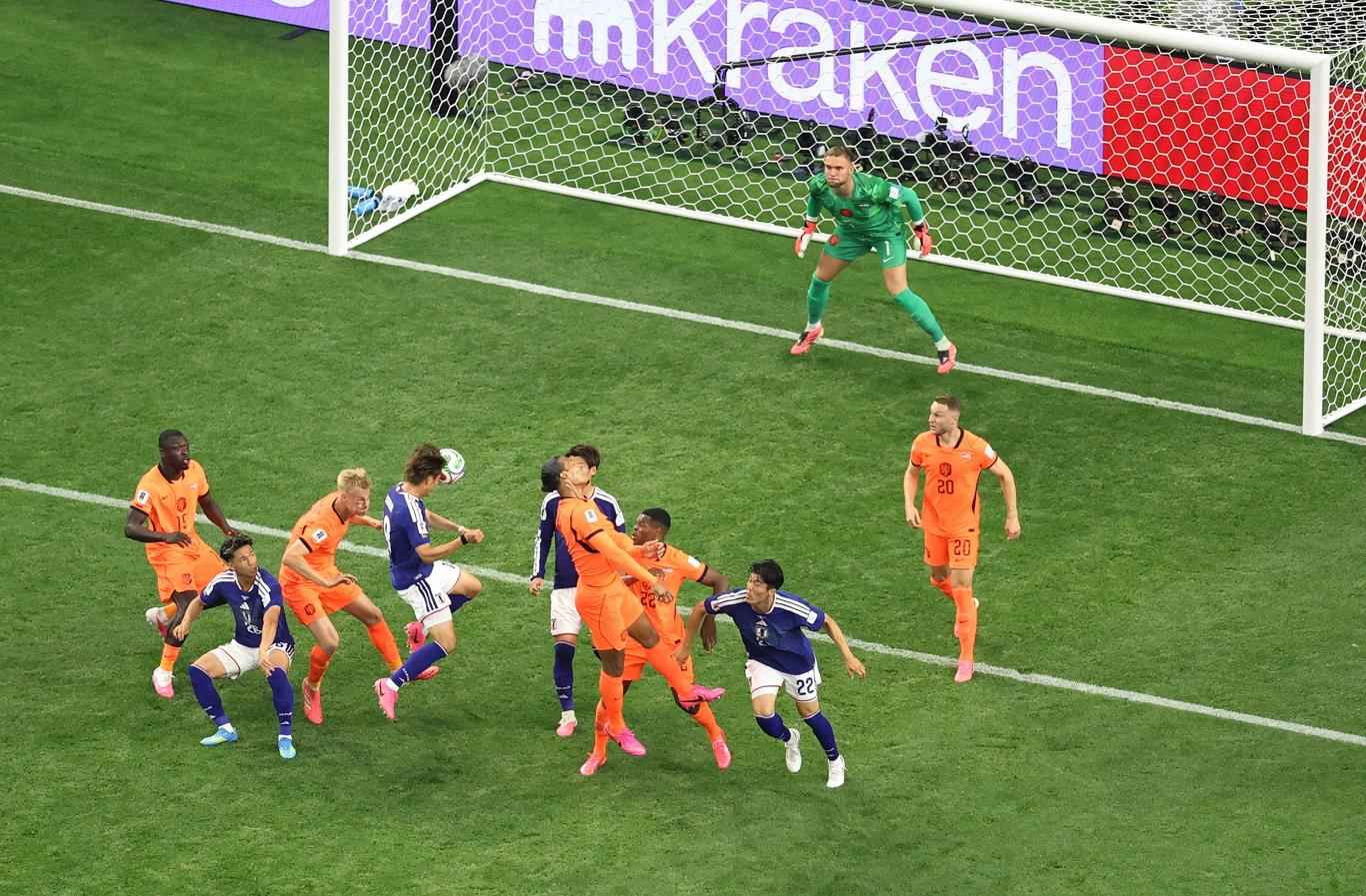 Koki Ogawa bật cao đánh đầu đưa bóng chạm người Daichi Kamada