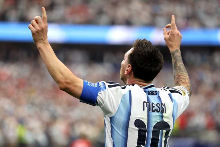 Lionel Messi đi vào lịch sử World Cup với 4 kỷ lục Guinness độc nhất vô nhị Lionel Messi đi vào lịch sử World Cup với 4 kỷ lục Guinness