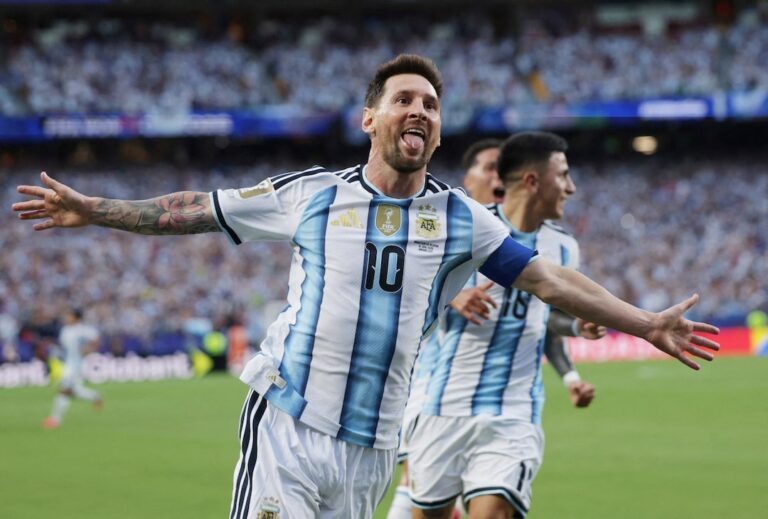 Lionel Messi lập hat-trick lịch sử