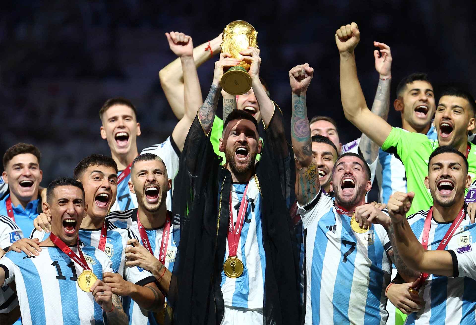 Lionel Messi cùng các đồng đội nâng cao cúp vô địch World Cup 2022 tại Qatar